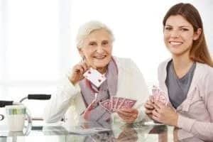 Kartenspiel mit Seniorin und Haushaltshilfe aus Polen